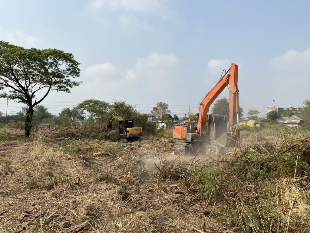 เคลียร์พื้นที่รกร้าง